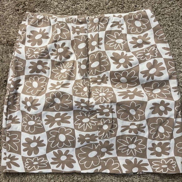 Never worn Skirt - Picture 2 of 2